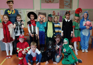 Uczniowie klasy 1A w strojach karnawałowych.