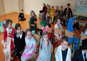 Uczniowie klas 1-3 podczas zabawy z krzesełkami.