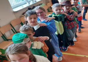 Uczniowie klasy 1A i 1B podczas wspólnego tańca.