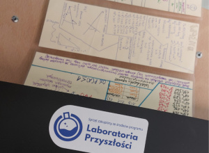 Laminarka i wykonane przez uczniów zakładki.