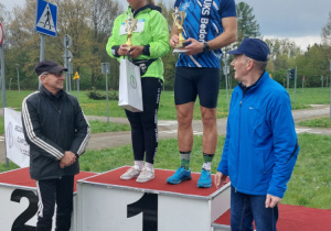 Pan Mariusz Kotelnicki, który stanął na podium zajmując pierwsze miejsce.