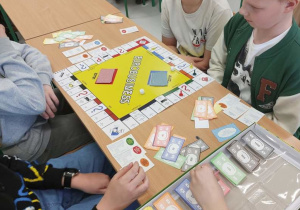 Uczniowie klasy 5 podczas gry.