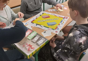 Uczniowie klasy 5 podczas gry.