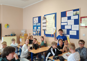 Klasa 5 prezentuje przyniesione do szkoły banany.