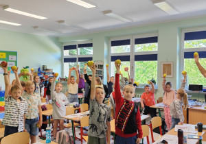 Klasa 3 prezentuje przyniesione do szkoły jabłka.