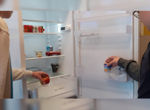 Uczniowie układający prawidłowo produkty w lodówce.