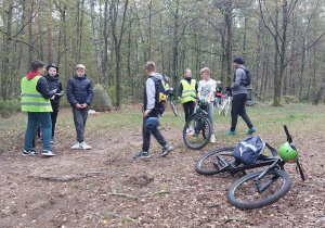 Uczniowie klasy 6, a w tle głaz upamiętniający żołnierzy.