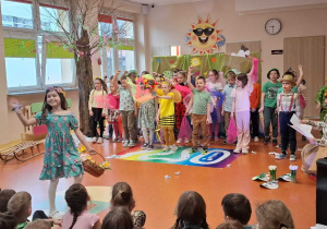 Uczniowie w trakcie przedstawienia pt. Uciekająca Pani Wiosna.