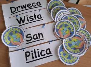 Emblematy Eko-drużyny oraz nazwy rzek.