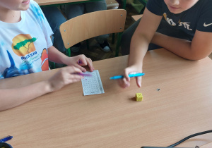 Dzień tabliczki mnożenia w klasie 5 - kostki do gry stworzone na drukarce 3D.