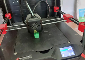 Dzień tabliczki mnożenia w klasie 5 - drukarka 3D drukująca kostki do gry.