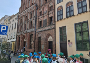 Uczniowie przed domem Mikołaja Kopernika.