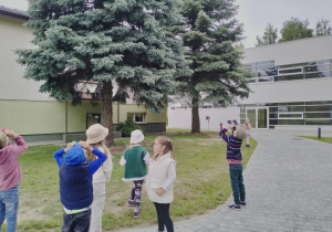 Uczniowie podczas zabawy „Oznaki nadchodzącego lata”.