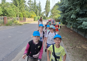 Uczniowie podczas pieszej wycieczki.