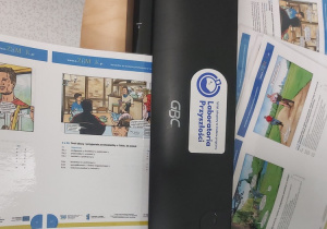 Materiały dydaktyczne w trakcie laminowania.