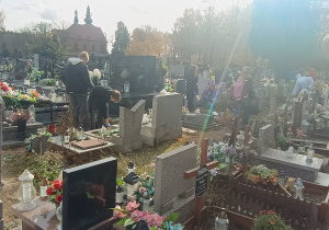 Uczniowie podczas sprzątania grobów.