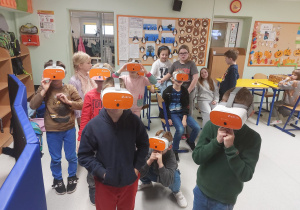 Uczniowie korzystający z Gogli VR