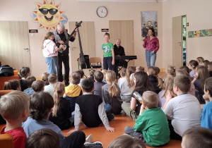 Próba gry na instrumencie-gitarze basowej.