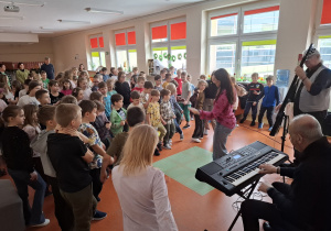 Uczniowie tańczą w rytm karnawałowej muzyki.