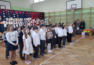 Uczniowie klas 3 podczas występu.