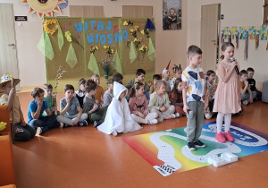 Wiosenne przedstawienie uczniów klasy 1.