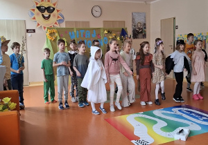 Wiosenne przedstawienie uczniów klasy 1.