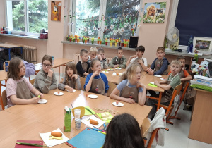 Uczniowie podczas zajęć dotyczących zdrowego odżywiania.