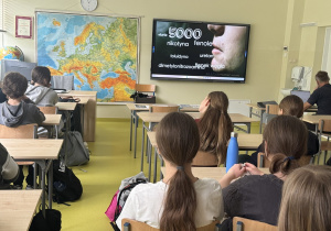 Uczniowie oglądają prezentację multimedialną podczas warsztatów.