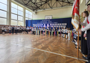 Uczniowie klas pierwszych podczas uroczystości pasowania.