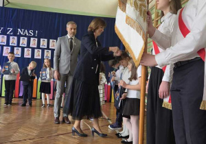 Nauczycielka wręcza uczniom medale.
