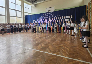 Uczniowie z otrzymanymi dyplomami.