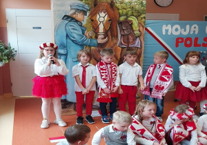 Klasy I podczas poranka patriotycznego.