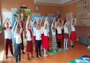 Występ klasy III podczas poranka patriotycznego.