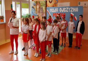 Występ klasy II podczas poranka patriotycznego.
