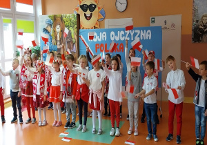 Wspólny śpiew klas pierwszych podczas poranka patriotycznego.