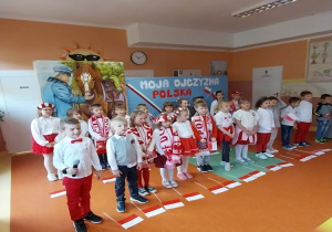 Klasy I podczas poranka patriotycznego.