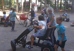 Jedną z licznych atrakcji podczas wycieczki była jazda gokartem.