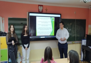Przedstawiciele ZSCKU w Czarnocinie prezentujący ofertę edukacyjną swojej szkoły.