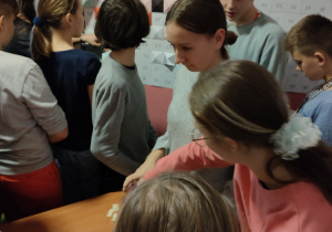 Uczniowie podczas przerwy rozwiązujący matematyczne zadania.