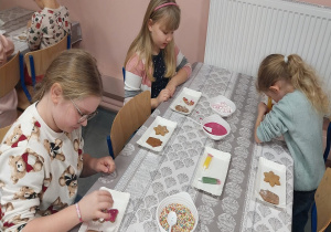 Dziewczynki z klasy 1b podczas dekorowania pierników.