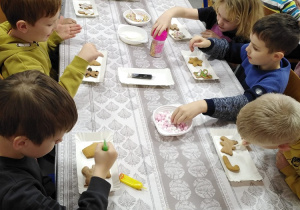 Klasa 1a podczas dekorowania pierników świątecznych.