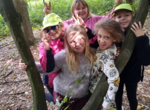Uczniowie klasy 3 podczas wycieczki do lasu Kraszew.