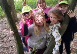 Uczniowie klasy 3 podczas wycieczki do lasu.