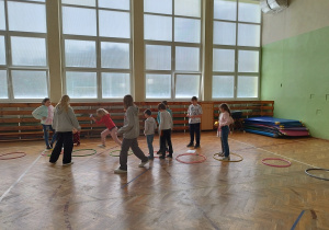 Przedstawiciele klas 1 wykonują swój ruch podczas gry.