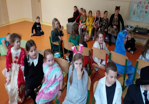 Uczniowie klas 1-3 podczas zabawy z krzesełkami.
