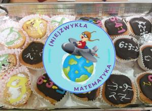 Ciasteczka przygotowane w ramach akcji wraz z logo projektu (Nie)zwykła matematyka.
