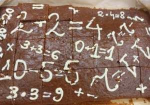 Uczniowie przygotowali również duże wypieki. Na zdjęciu ciasto w matematyczne działania.
