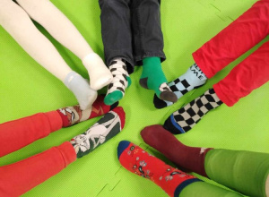 Kolorowe skarpety na stopach uczniów z okazji Światowego Dnia Zespołu Downa.