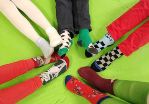 Kolorowe skarpety na stopach uczniów z okazji Światowego Dnia Zespołu Downa.