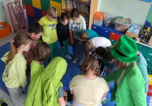 Uczniowie klasy 3 ubrani na zielono.